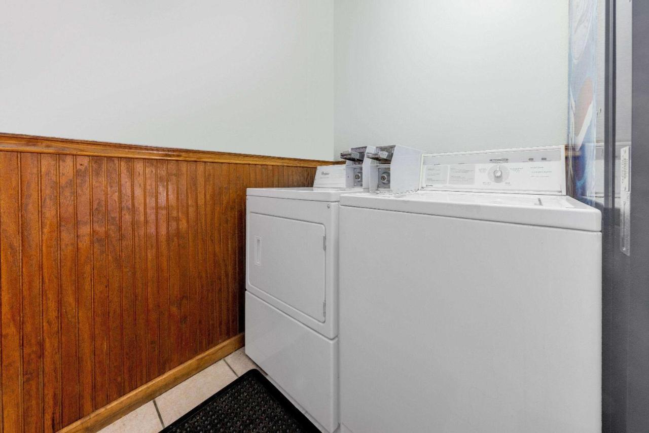 Super 8 By Wyndham Kansas At Barry Road/airport Hotel 2*