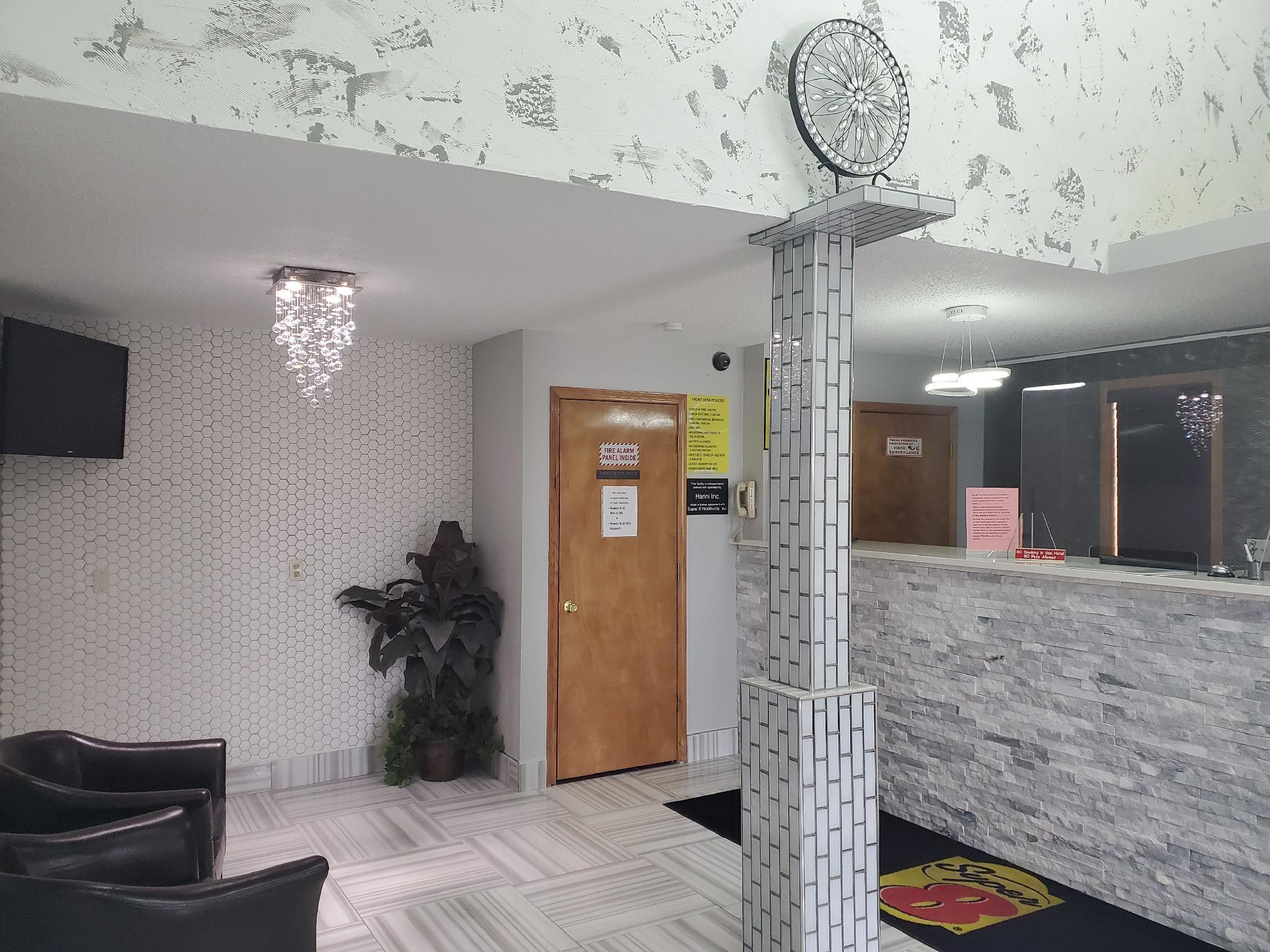 Super 8 By Wyndham Kansas At Barry Road/airport Hotel