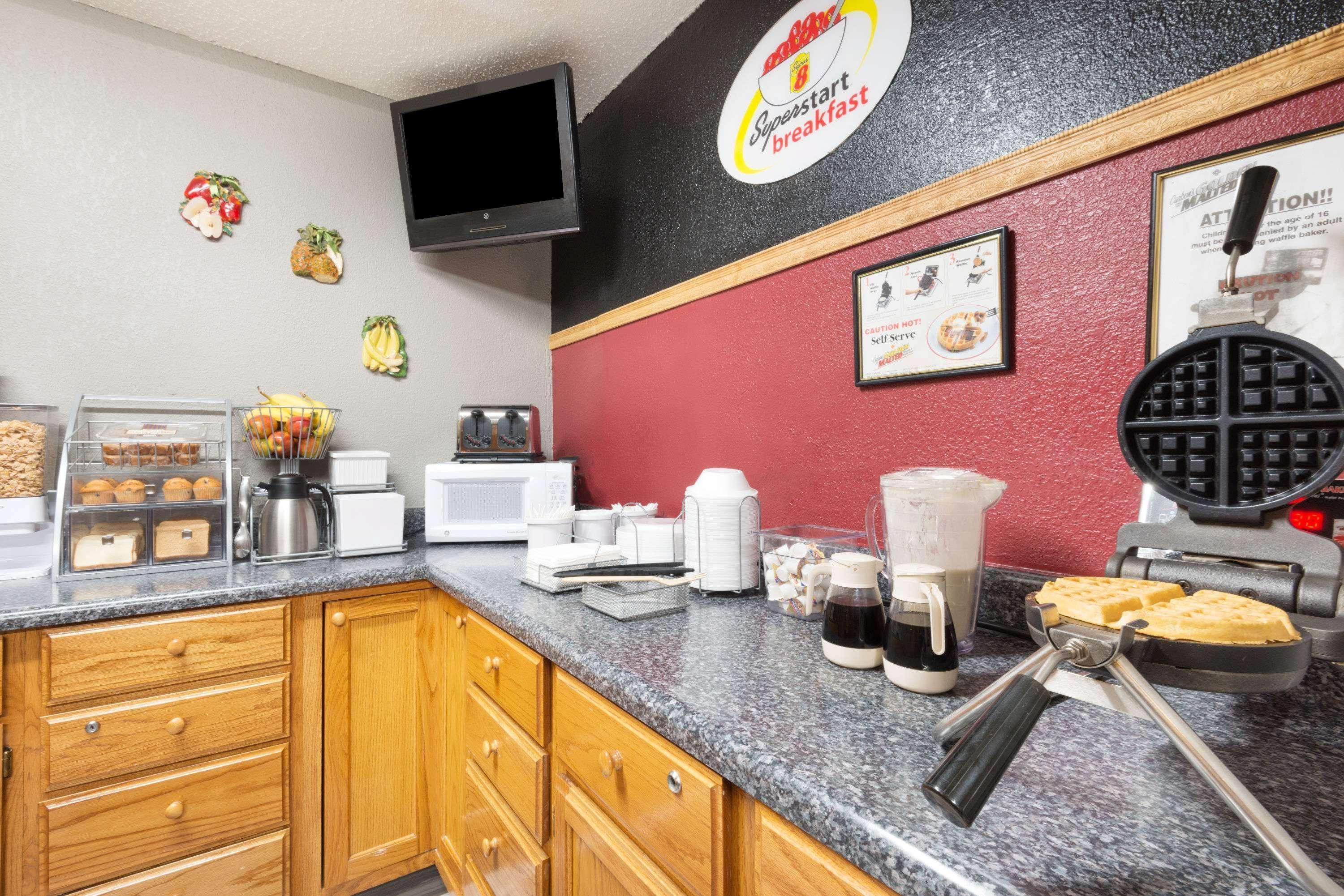 Super 8 By Wyndham Kansas At Barry Road/airport Hotel