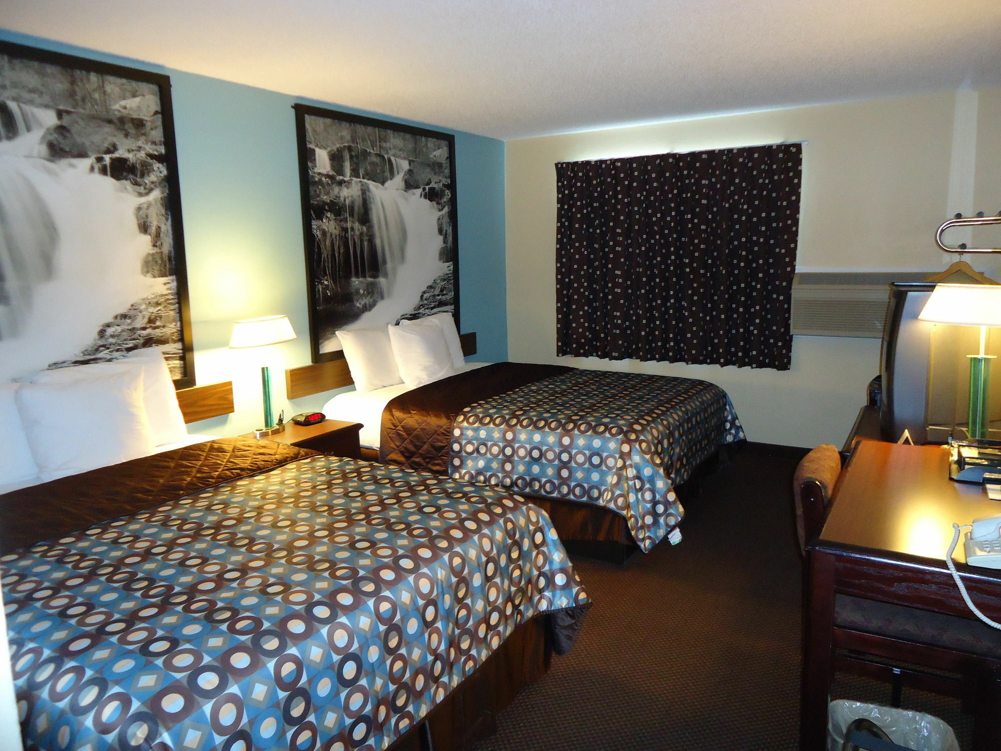 Super 8 By Wyndham Kansas At Barry Road/airport Hotel
